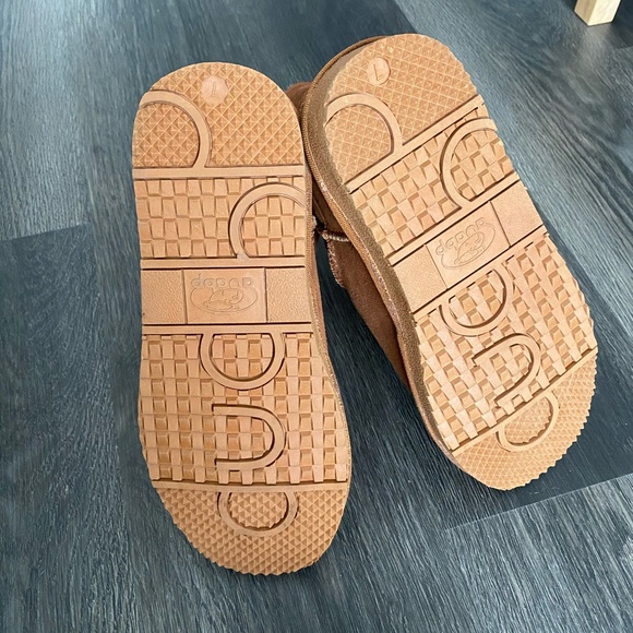 AUABP - ugg like boots. Size 7- RUNS SMALL - Picture 3 of 3